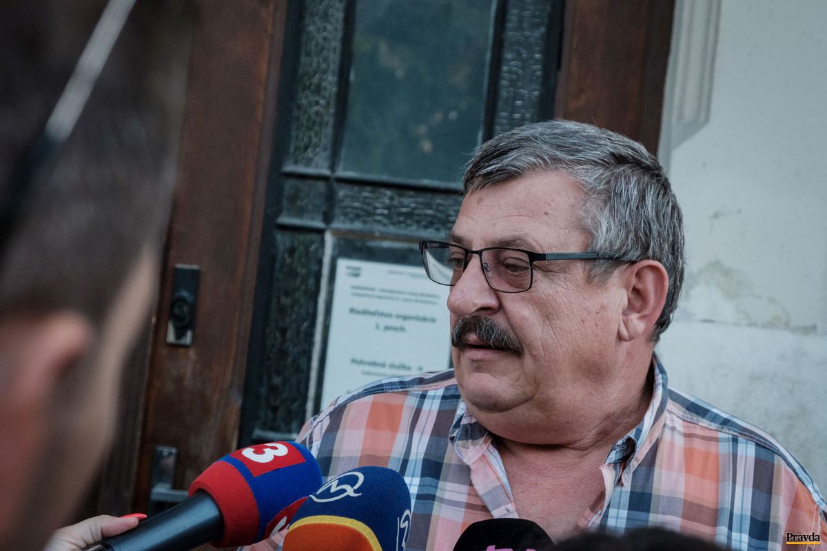Podpredseda SNS Anton Hrnko pred zasadaním...