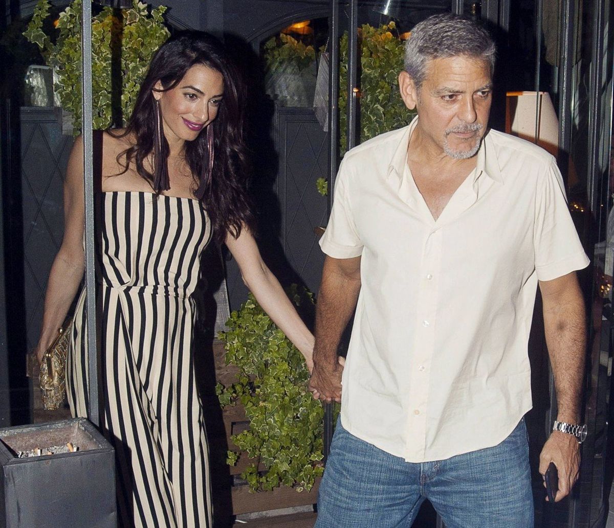 George Clooney a Amal Clooney prichádzajú do...