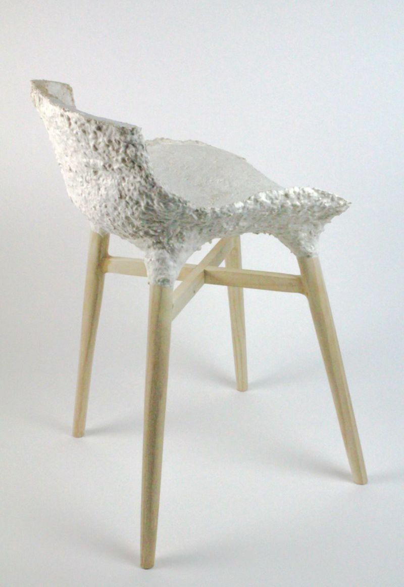 Dizajnové kreslo z bieleho podhubia.