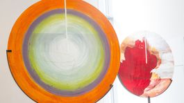 Umelecký sklár Palo Macho sa baví s vetrom opreteky