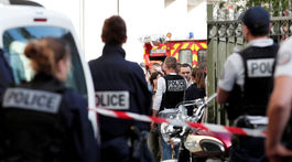 Útočník pri streľbe pred mešitou zranil dve osoby, potom sa zastrelil