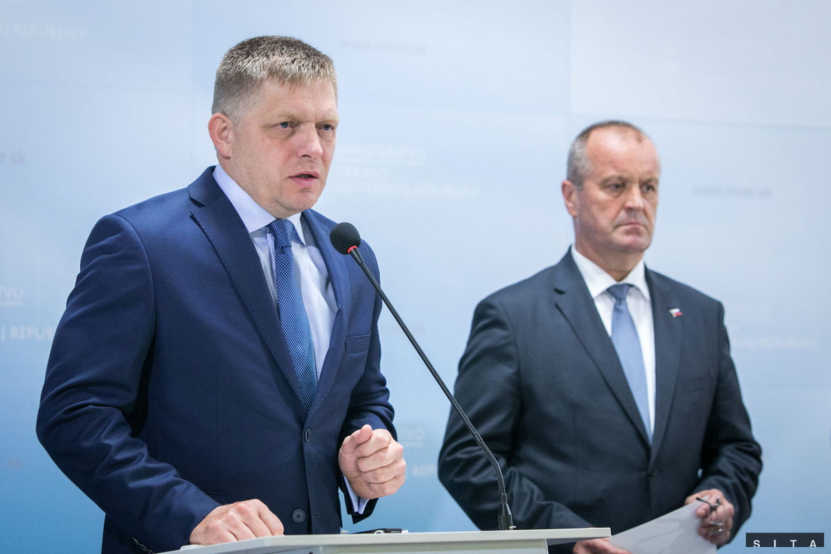 Predseda vlády SR Robert Fico (vľavo) a...