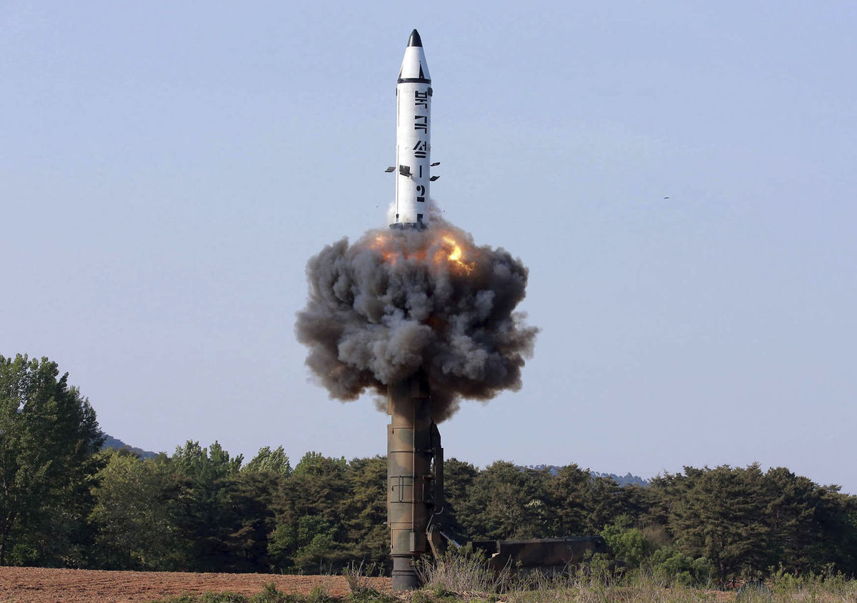 Raketa Hwasong-12, ktorou plánuje...