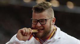 Virtuóz Fajdek odklial londýnsky kladivársky kruh