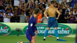 Ronaldova oslava z Číny, zronený Piqué. Postavy El Clásica sa stali terčom vtipov