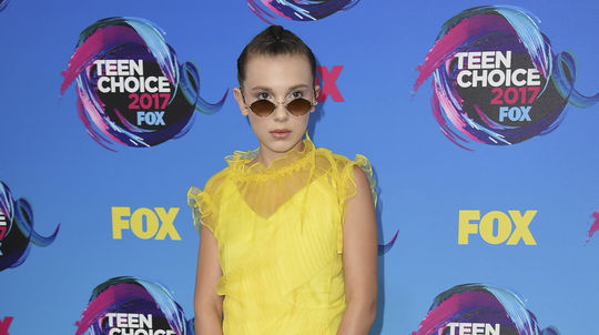 Herečka Millie Bobby Brown v kreácii Kenzo. 