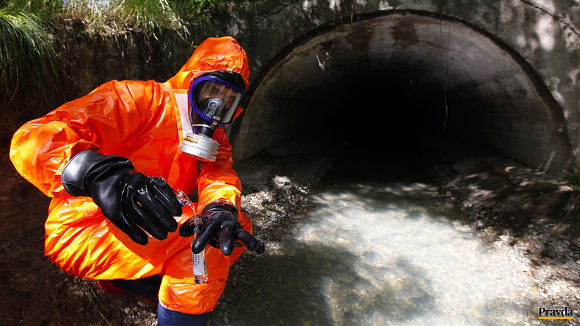Aktivista Greenpeace odoberá vzorky...