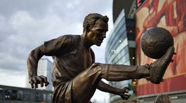 VIDEO: Fanúšikovia rozhodli. Top gól histórie Premier League strelil Bergkamp