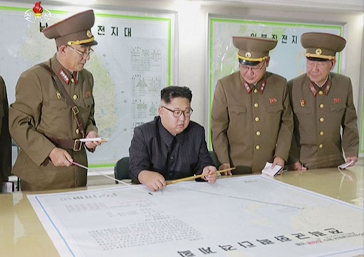 Líder KĽDR Kim Čong-un počas porady so svojimi...