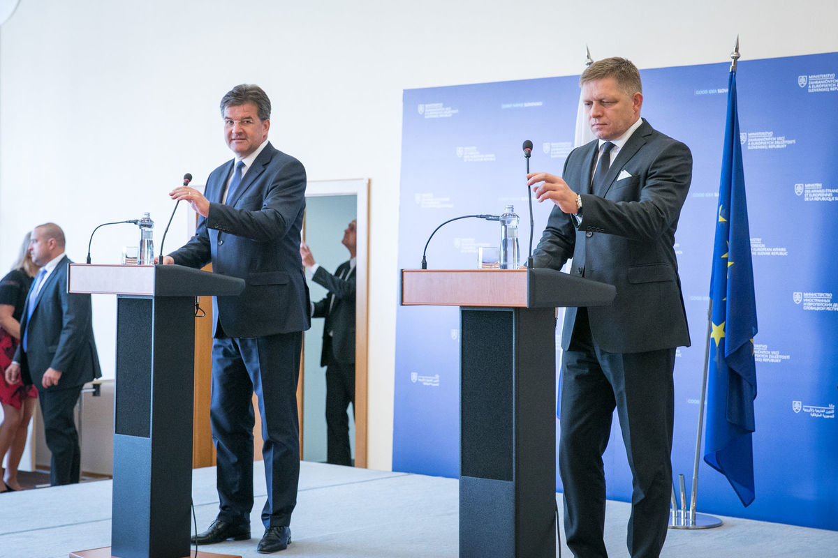 Predseda vlády SR Robert Fico a minister...