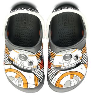 Model prezuviek Crocs s motívom Star Wars.