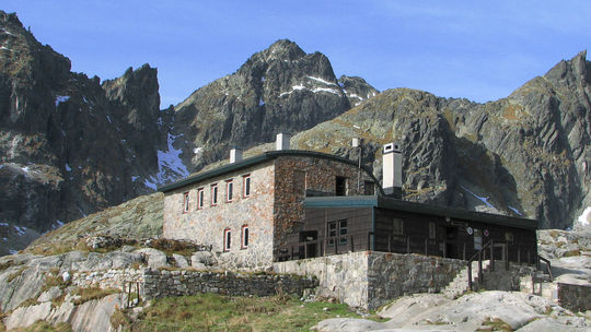 Letná túra v Tatrách sa zmenila na drámu. Turista sa pošmykol na snehu, musel poňho letieť vrtuľník