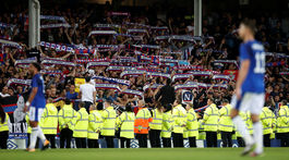 VIDEO: Šialení Chorváti opäť vystrájali. Slovák musel zápas prerušiť