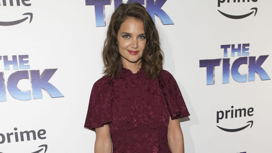 Herečka Katie Holmes oblečená do šiat Mayle. 