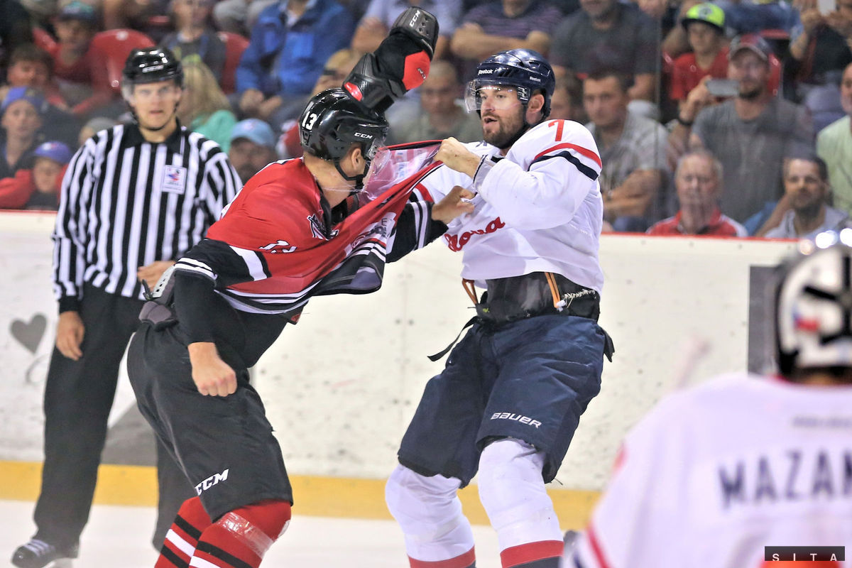 Radek Smoleňák (HC Slovan Bratislava) a Martin...