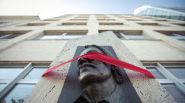 Iniciatíva Pamätaj zakrýva sochám oči, kritizuje tým novelu zákona o ÚPN