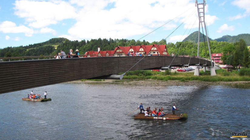 Most cez Dunajec v Červenom Kláštore spája...