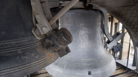 Jeden zo štyroch menších zvonov, ktoré...