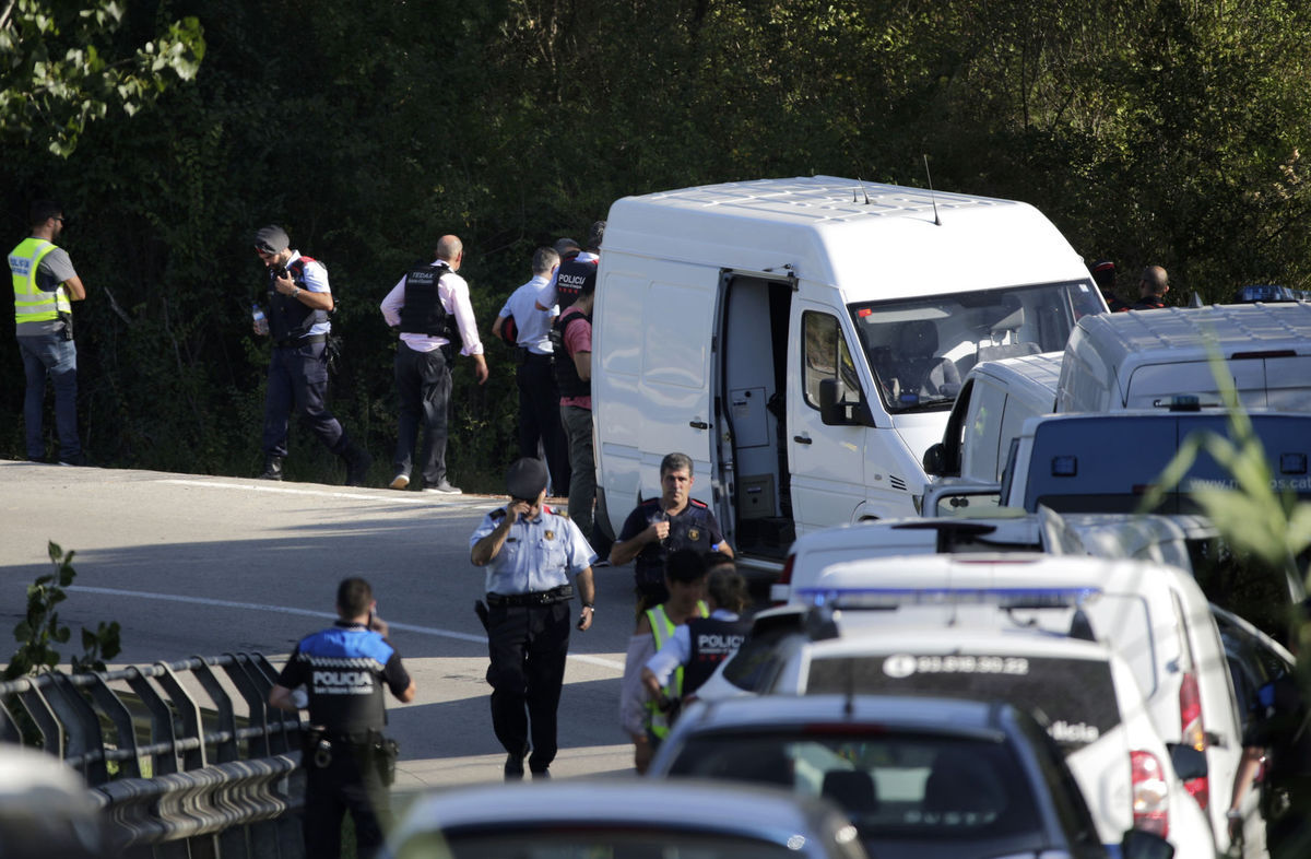 Policajné zložky počas razie v meste Subirats...