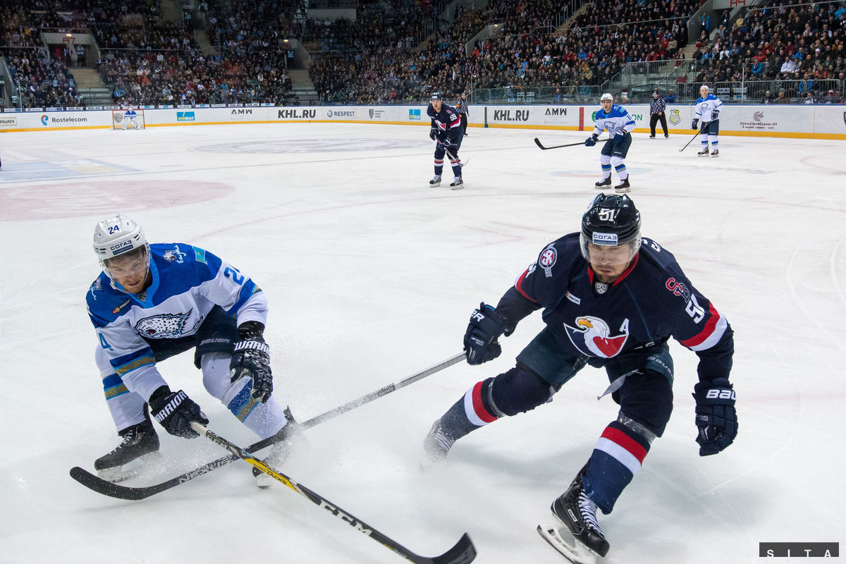 Obranca Slovana Ivan Švarný (vpravo) počas...