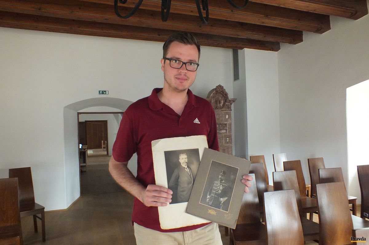 Historik Radovan Števula s portrétmi Šimoniovcov.