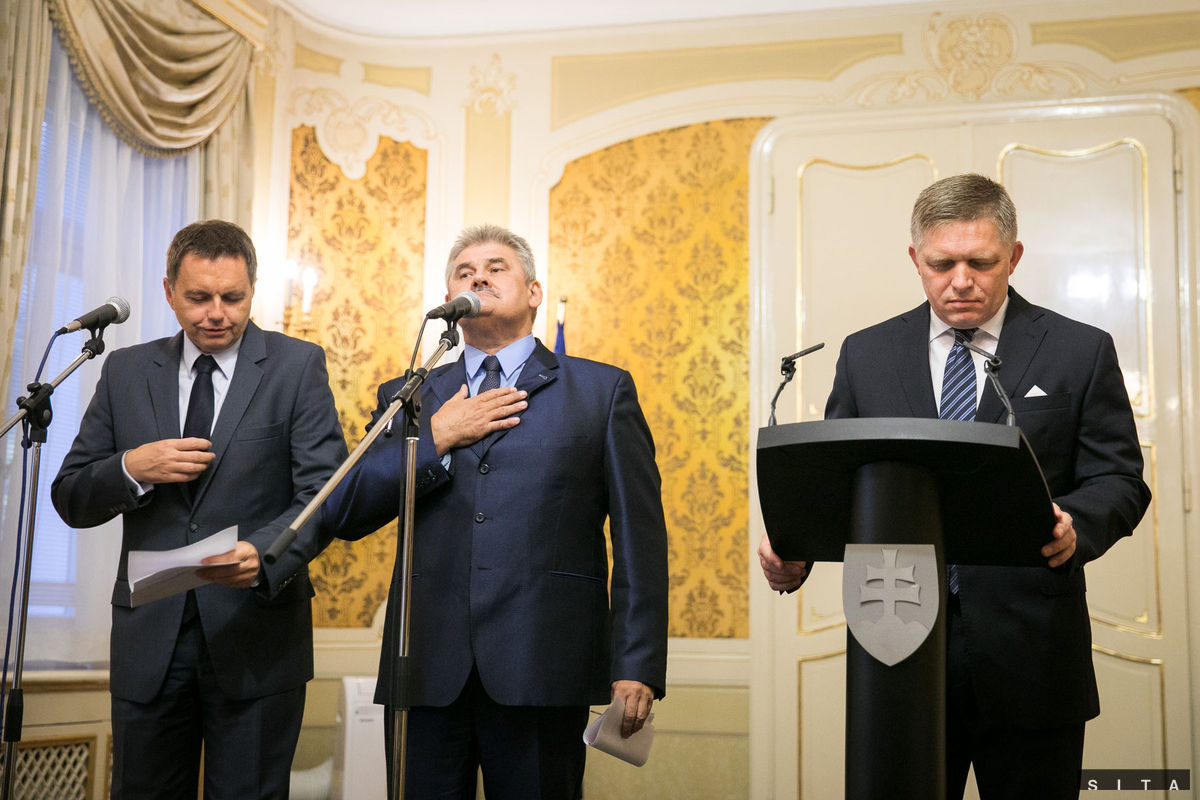 Predseda vlády Robert Fico (vpravo), minister...