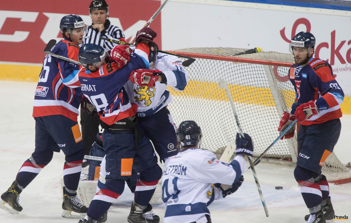 Martin Gernát v súboji s Fínom Anttilom počas...