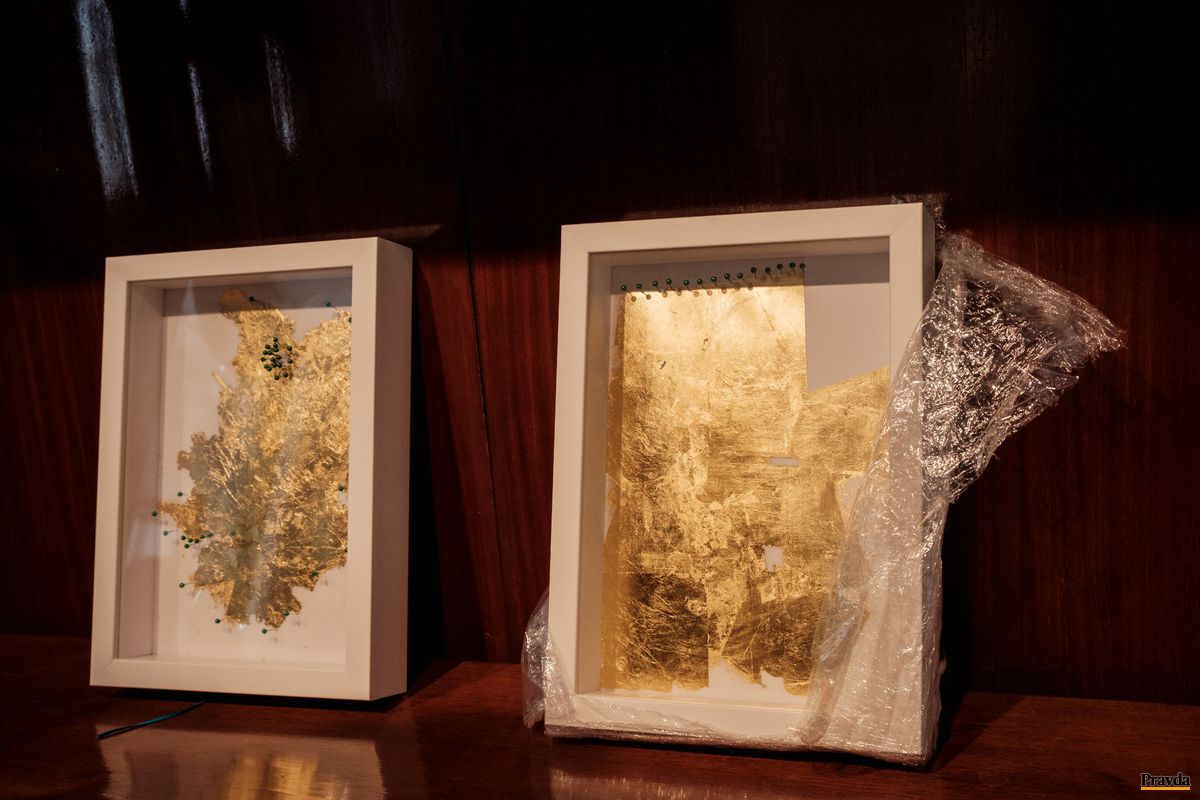 Umelkyňa vytvorila obrazy z čistého zlata.