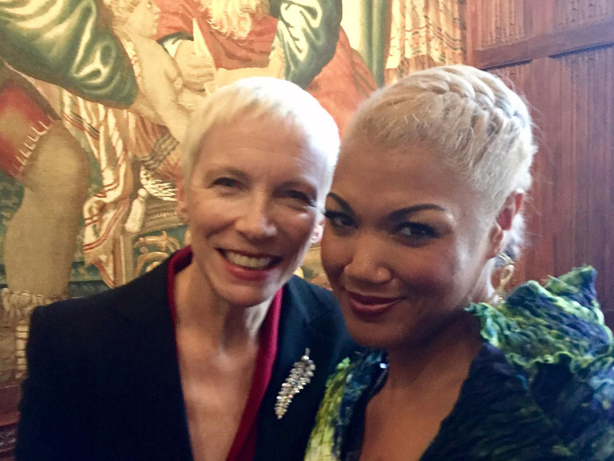 So svojím hudobným idolom Annie Lennox.