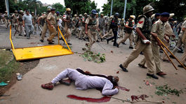 Odsúdenie duchovného za znásilnenie vyvolalo v Indii šialenstvo, zomrelo 25 ľudí