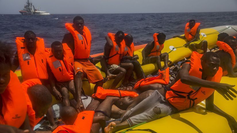 migranti, more, stredozemné, utečenci, plťka