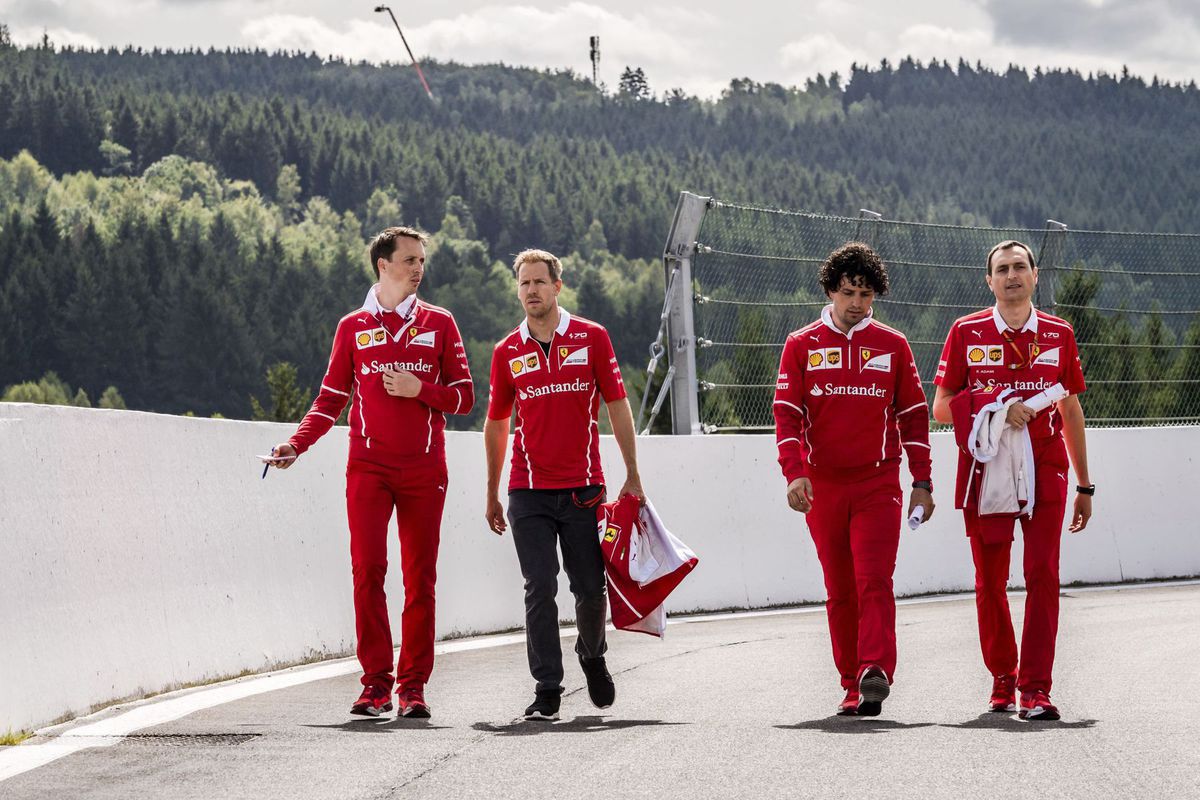 Sebastian Vettel (druhý zľava) s členmi tímu...