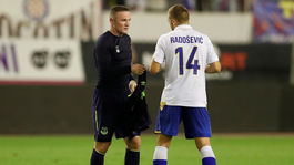 Neunúvaj sa! Rooney venoval hráčovi Hajduku dres a následne ho zahanbil