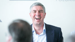 Skrátené legislatívne konanie o zmrazení  platov neprešlo, poslanci dostanú viac