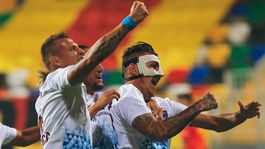 VIDEO: Kucka v maske vymietol pavučinu. Tento gól musíte vidieť!