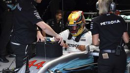 Hamilton vyhral kvalifikáciu v Belgicku, vyrovnal Schumacherov rekord