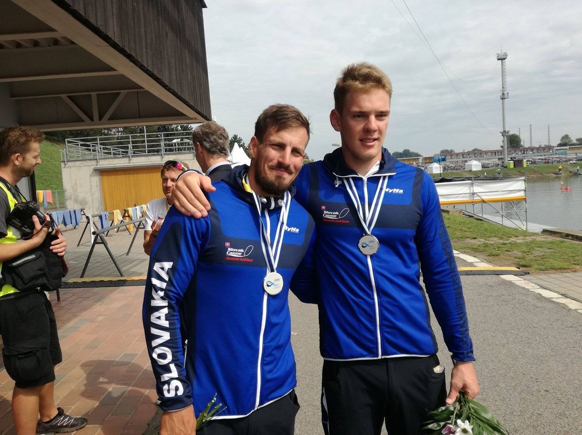 Dvojkajak Peter Gelle (vľavo) a Adam Botek...