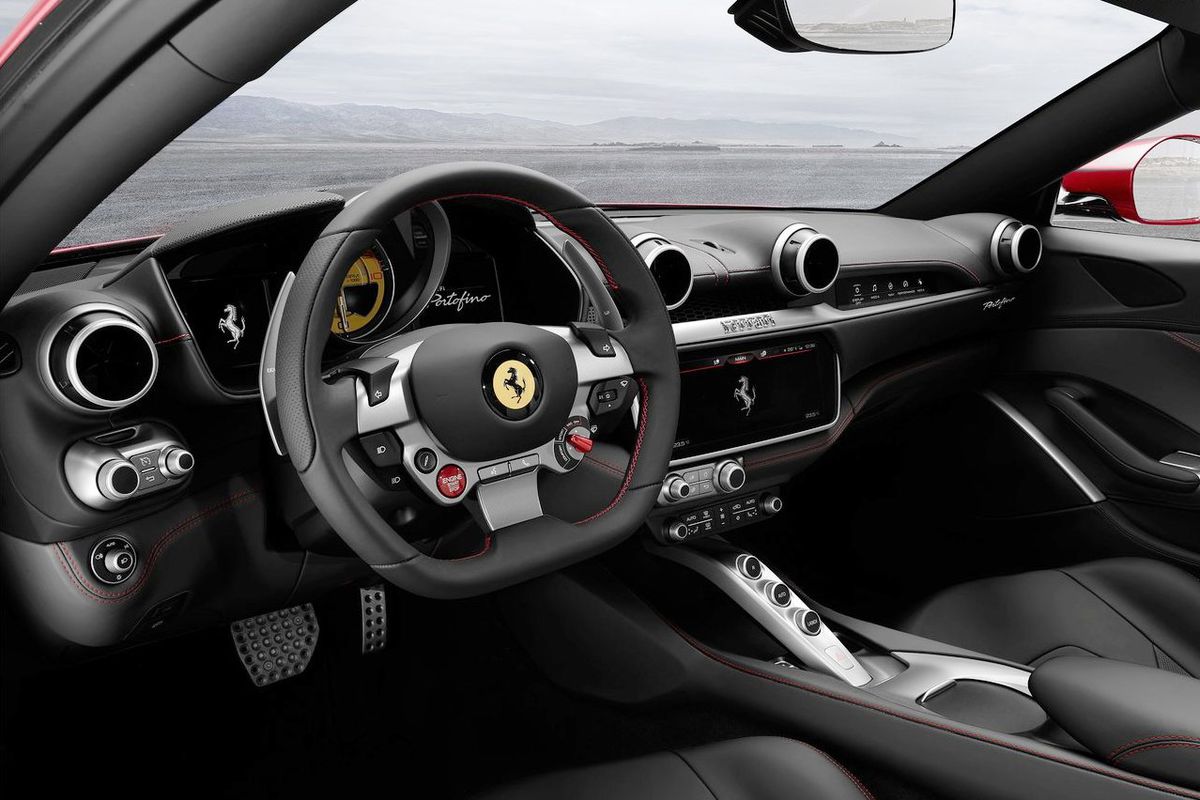Interiér si požičal volant z nového Ferrari...