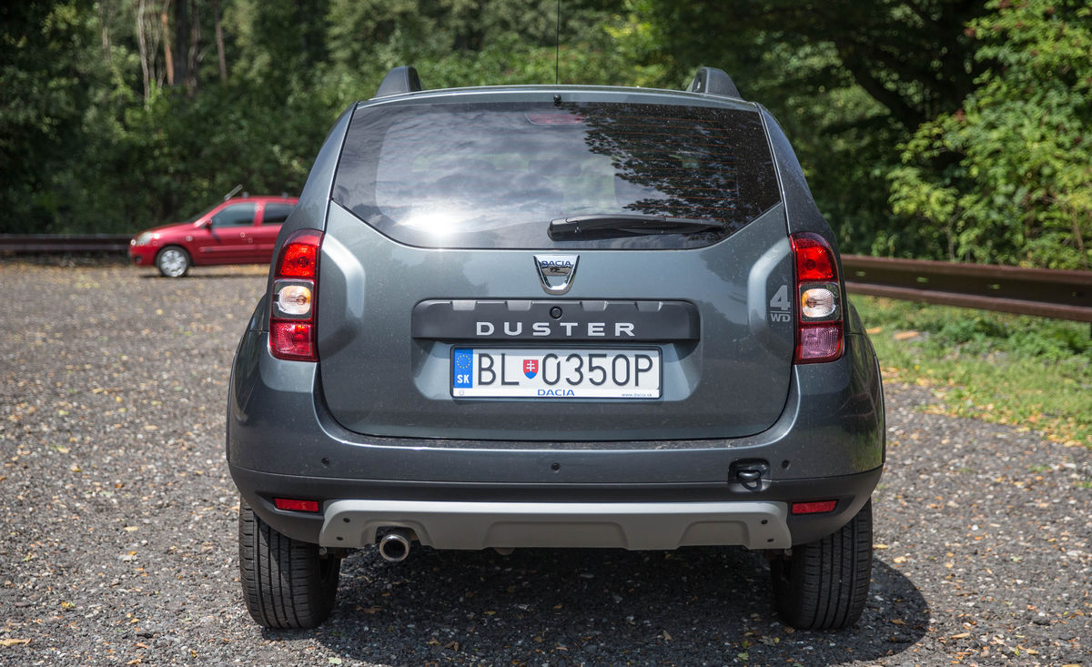 Off-roadový imidž podporujú strešné nosiče,...