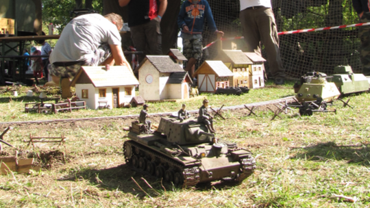 Spestrením osláv bola aj výstavba modelov...