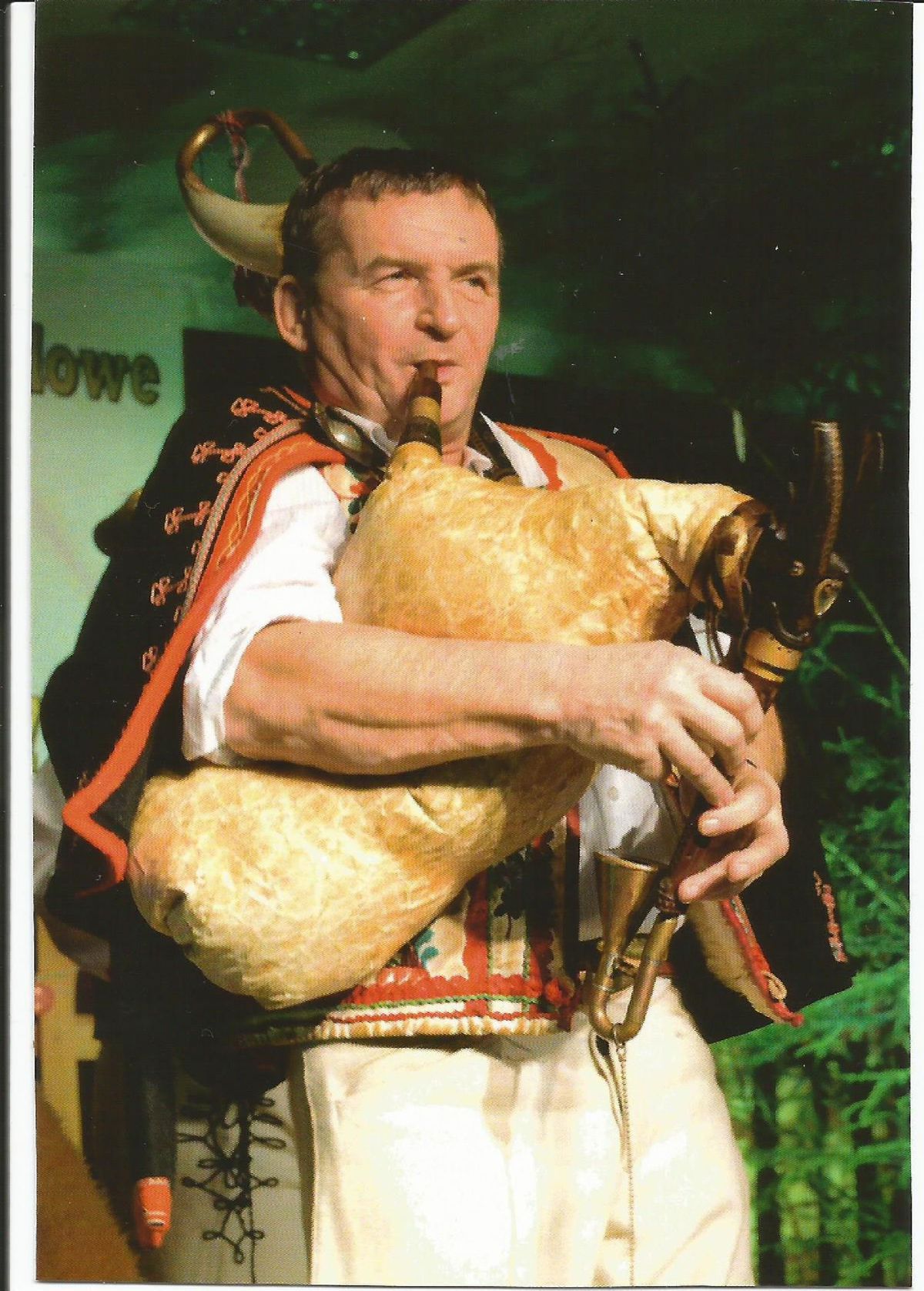 Ľubomír Tatarka na gajdy aj hrá. Na snímke...