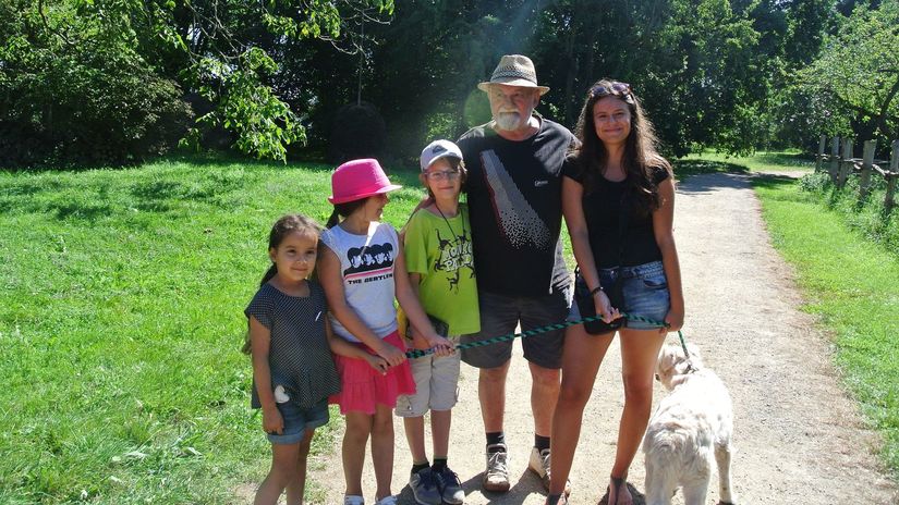 Deti na prázdninách u deda: Ester, Magdalénka,...