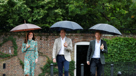 Princ  William, jeho manželka Kate a princ...