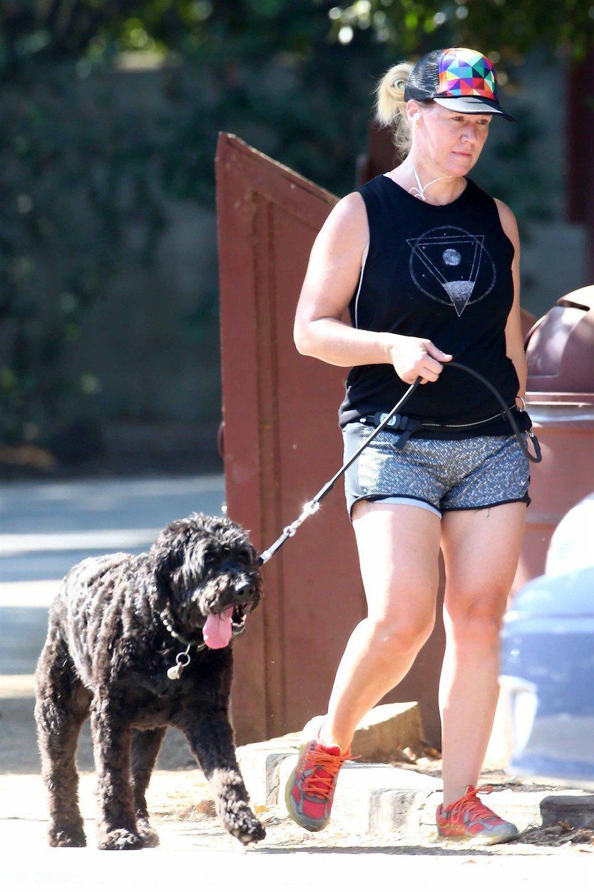 Jennie Garth na prechádzke so psom v Los Angeles.