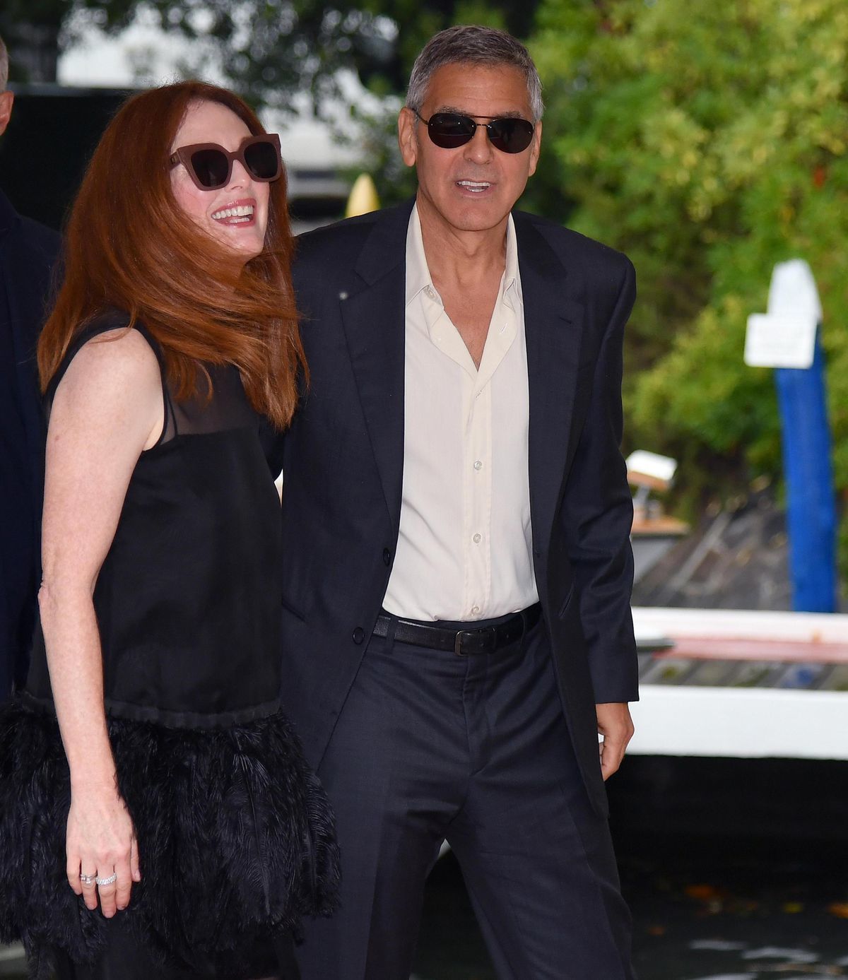 George Clooney a Julianne Moore prichádzajú na...