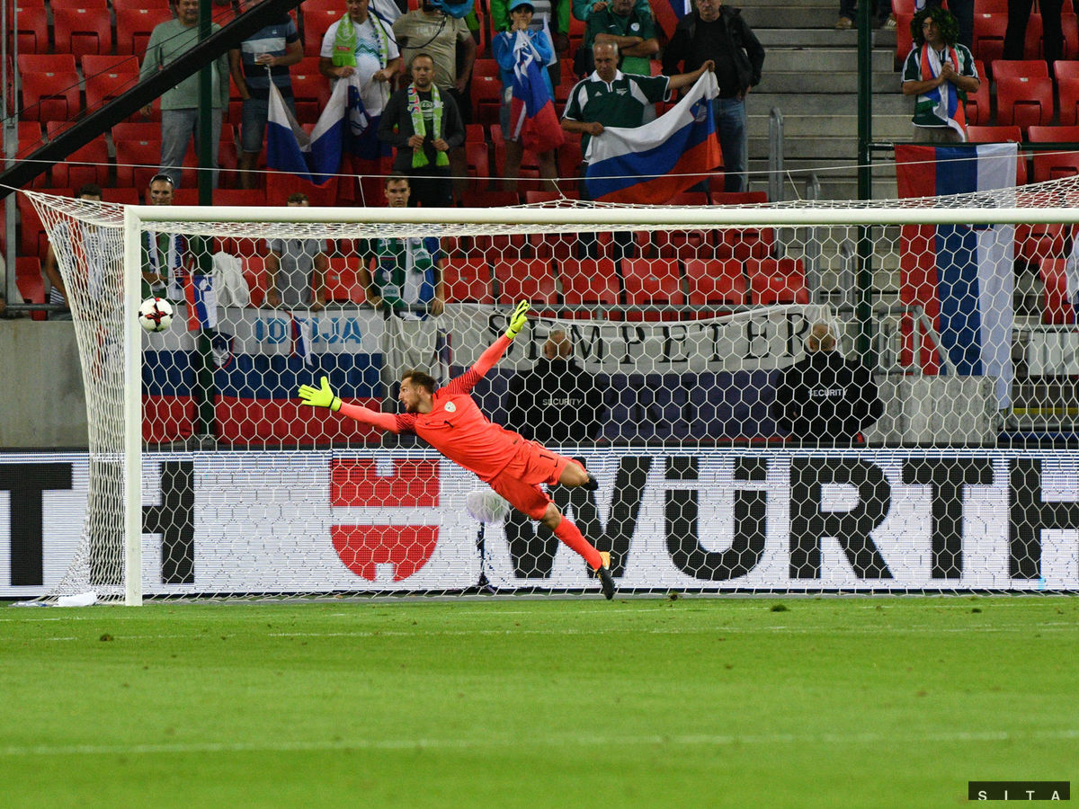 Slovinský brankár Jan Oblak vyráža strelu...