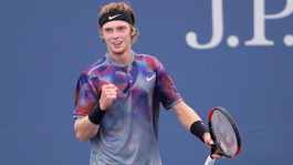 Obliekal sa ako Nadal. Teraz ho chce z New Yorku poslať domov