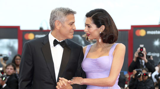 George Clooney a Amal Clooney prichádzajú na...
