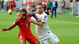 NÁZOR: Grády na Wembley