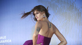 Aj brazílska modelka Isabeli Fontana musela bojovať s vetrom. 